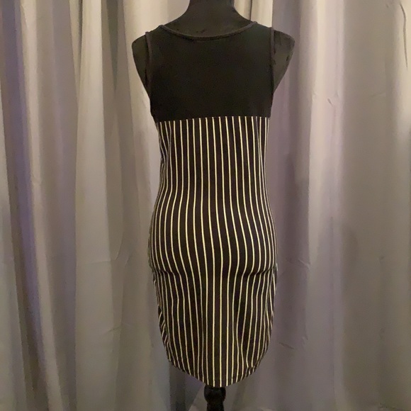 Eye-Catching Figure-Flattering Dress Forever 21 - Picture 4 of 6